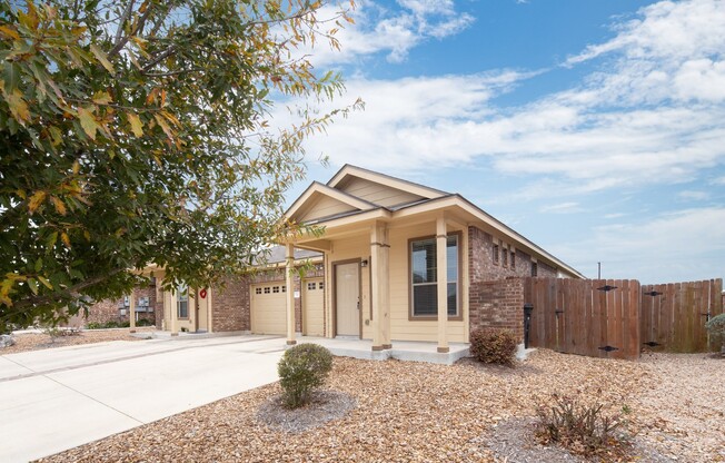Beautiful 3 bedroom Luxury Duplex, New Braunfels, Texas!