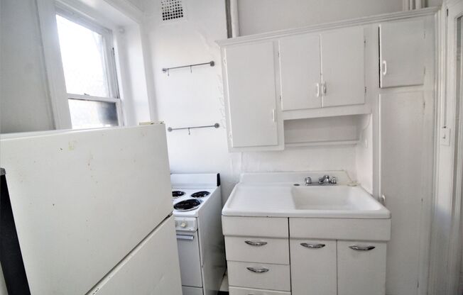 1 bed, 1 bath, 2 sqft, $800, Unit #104