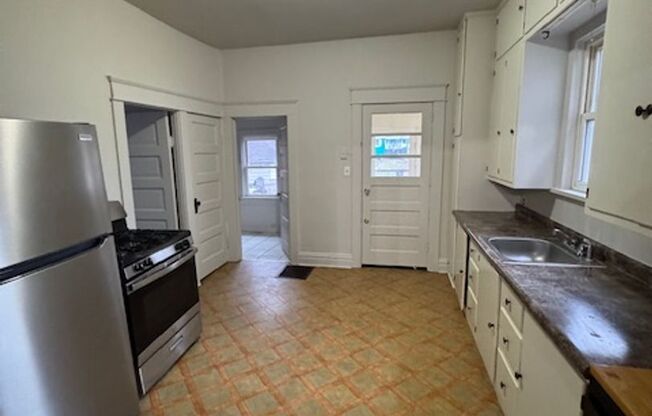 2 beds, 1 bath, $835