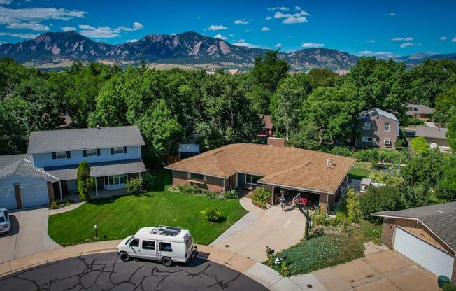 Experience The Charm of This 3-Bed 3-Bath in Beautiful Boulder Co,