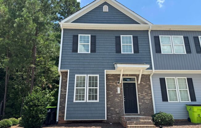 3 bedroom/2.5 Bath End Unit Townhome in Holly Springs