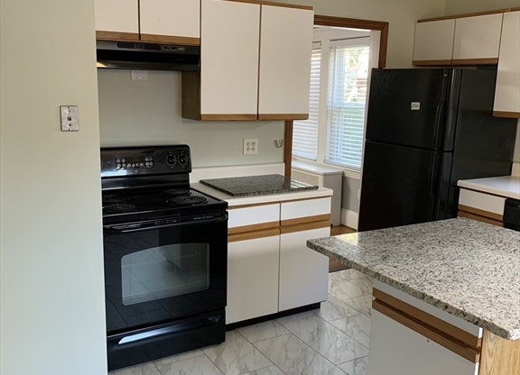 3 beds, 1 bath, 1,000 sqft, $2,900, Unit 34