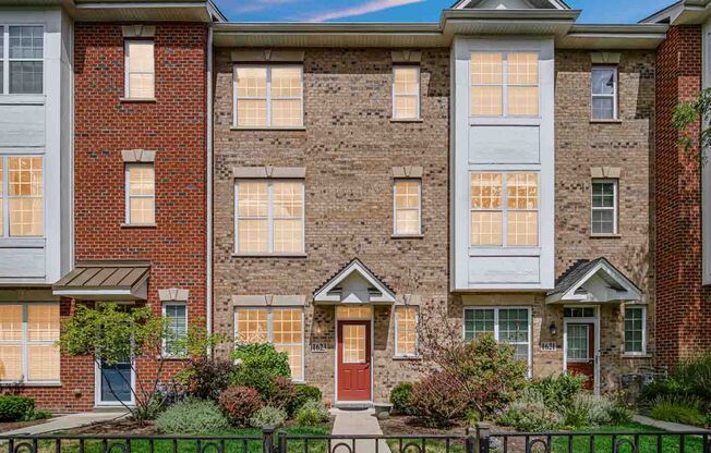 Large Townhome in Beautiful Evanston Neighborhood