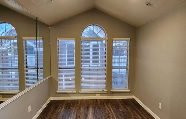 1 bed, 1 bath, 802 sqft, $1,375, Unit 712-u