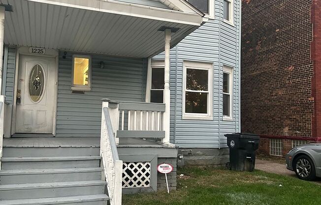 3 beds, 1 bath, $1,250