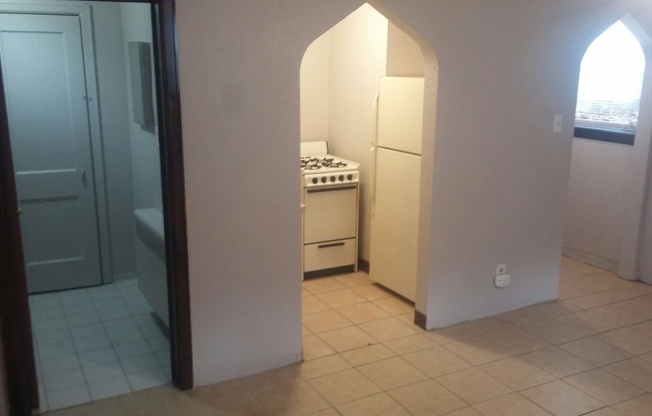 Studio, 1 bath, 400 sqft, $550, Unit 1