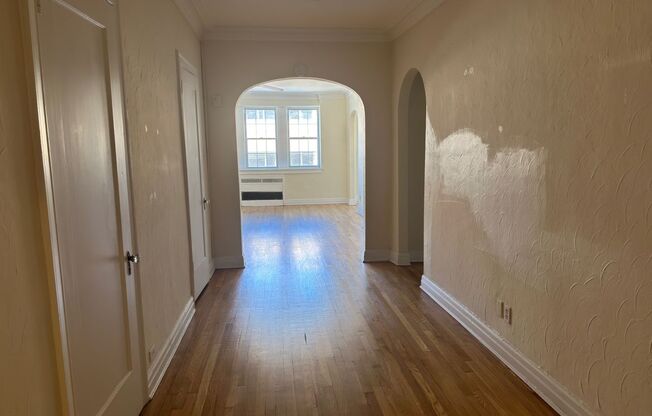 1 bed, 1 bath, 962 sqft, $1,560, Unit New King Edward  503