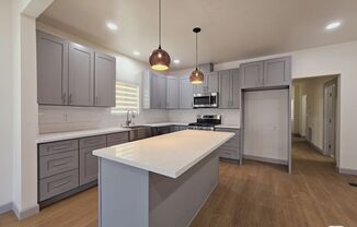 2826 1/2 LEEWARD AVE