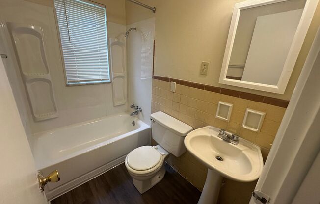 2 beds, 1 bath, 926 sqft, $935, Unit B15