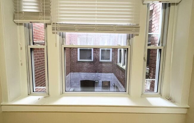 2 beds, 1 bath, $3,000, Unit 105