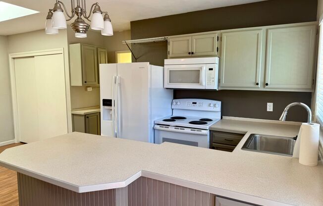 Charming 2 bed, 1 bath Edmonds Apartment Home $2300/mo.