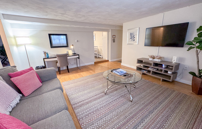 1 bed, 1 bath, 700 sqft, $4,300, Unit 2B