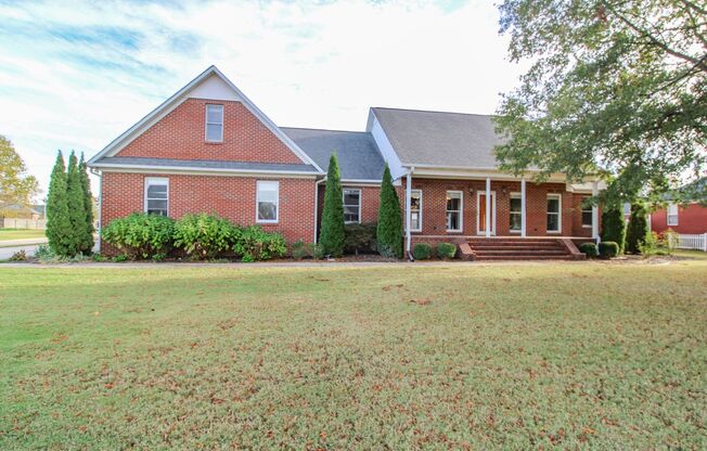 Nice well maintained home located in established Vestavia Estates!