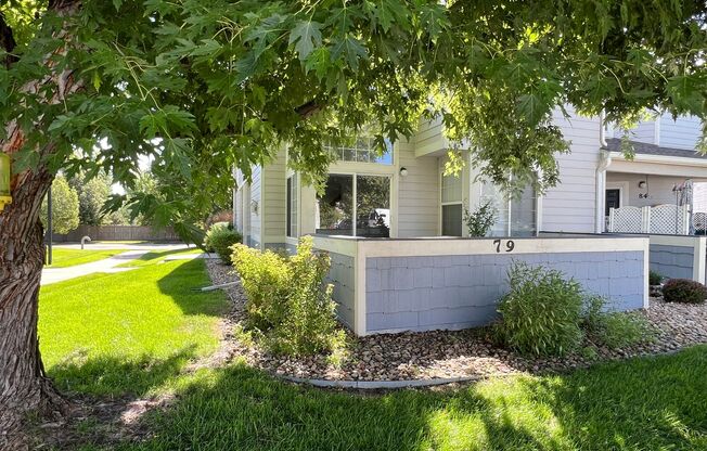 Charming 2 Bed/1.5 Townhome in Fabulous Longmont Location!