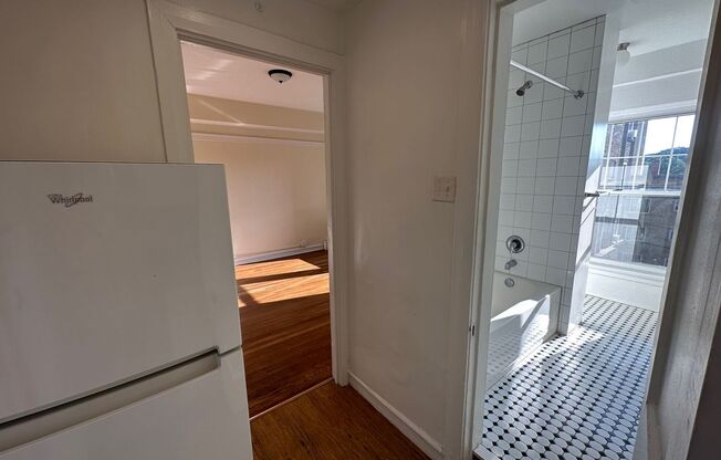 Studio, 1 bath, 295 sqft, $835, Unit Old King Edward 351