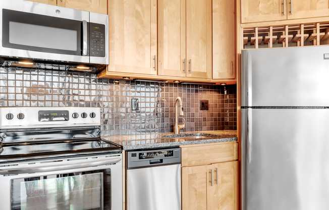 1 bed, 2 baths, $7,500, Unit 23B