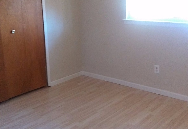 3 beds, 1 bath, $1,300