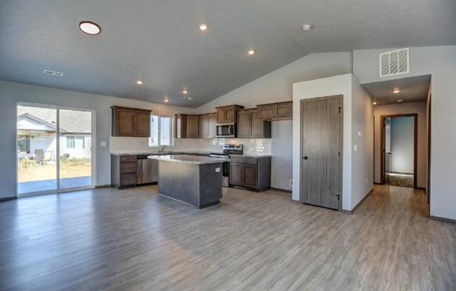 Stunning 2 Bed, 2 Bath Cul-de-sac Rancher in West Plains!