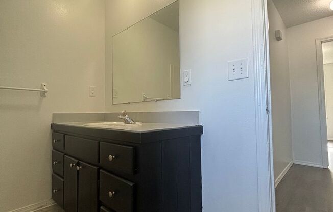 Available Now 4 bedroom 1.5 bathroom in Ozark