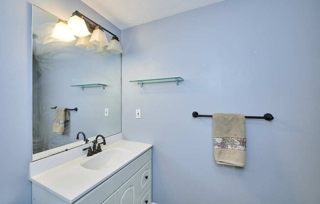 2 beds, 1 bath, 906 sqft, $2,300, Unit 215