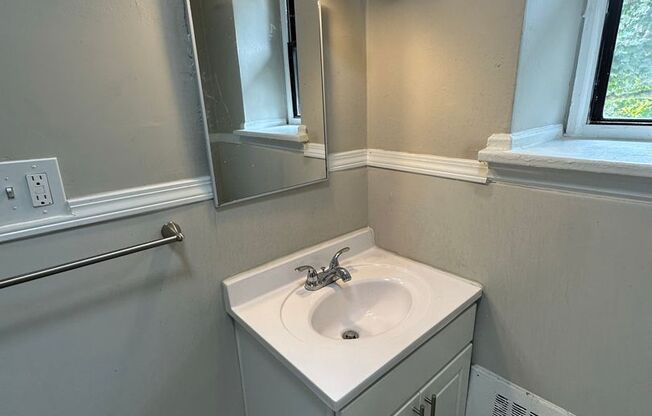 2 beds, 1 bath, 1,035 sqft, $1,595, Unit Unit 17-B