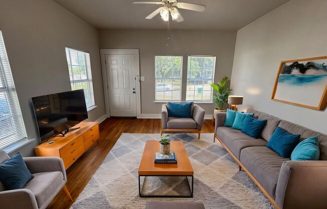 MOVE IN SPECIAL! One Bedroom One Bathroom Duplex in Highland Park!