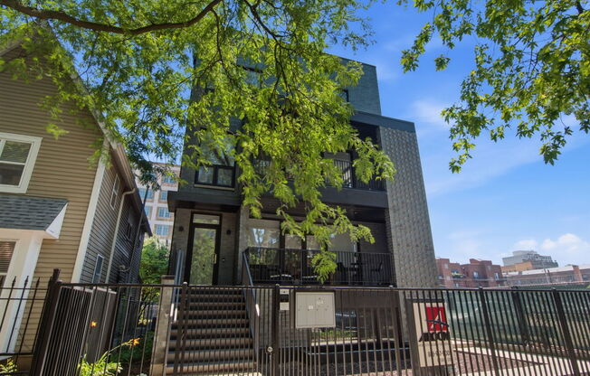 5039 N WINTHROP AVE