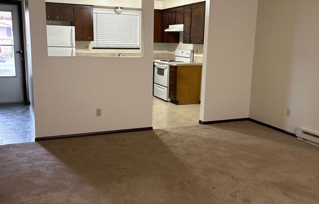 2 beds, 1 bath, $1,300, Unit #32