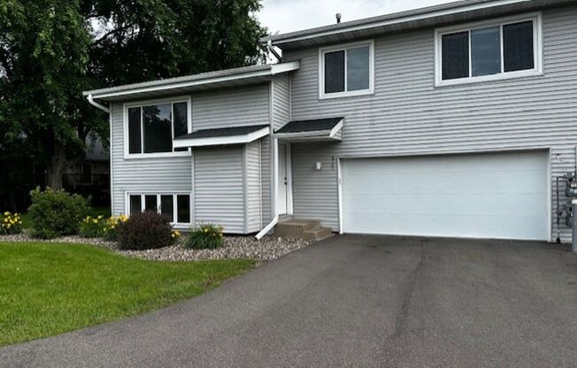 End unit townhome in Lakeville *3Bed*2bath Available 9/1