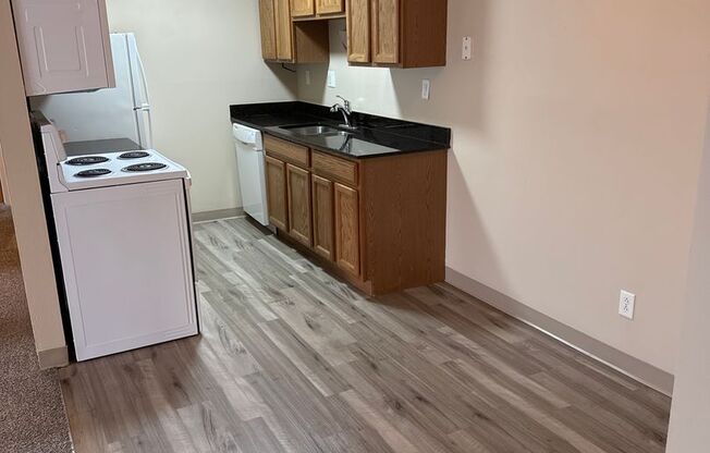 2 beds, 1 bath, 800 sqft, $960, Unit 400-16