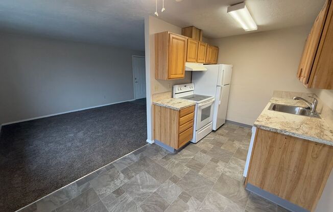 2 beds, 1 bath, 756 sqft, $1,225, Unit 32