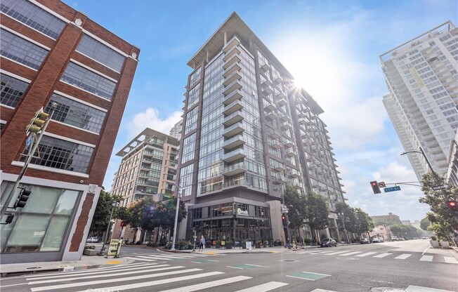 1 bed, 1 bath, 990 sqft, $3,900