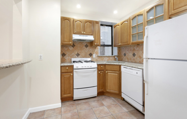 3 beds, 1 bath, $4,295, Unit 11