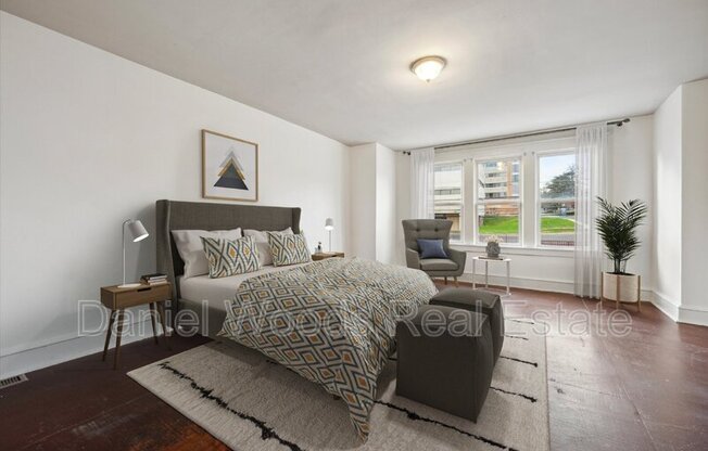 2519 W 9 ST