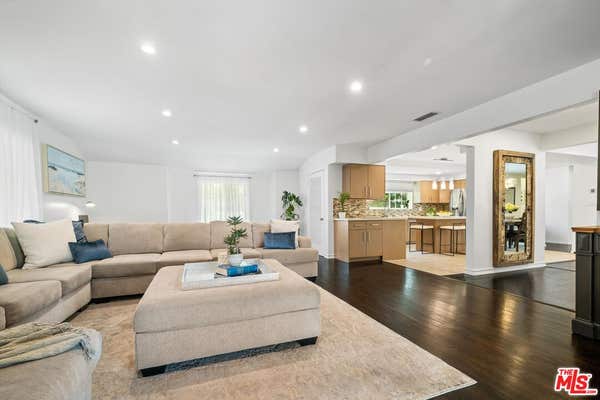 9231 WHITE OAK AVE