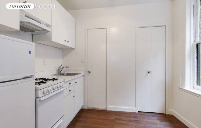 269 W 12 ST
