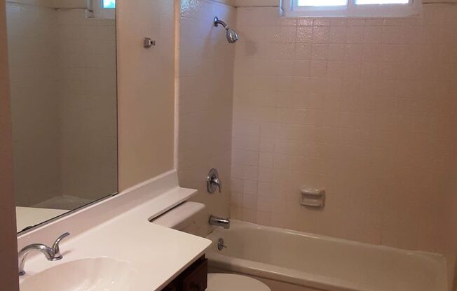 Cozy 2 bedroom / 1 bathroom in Port Hueneme