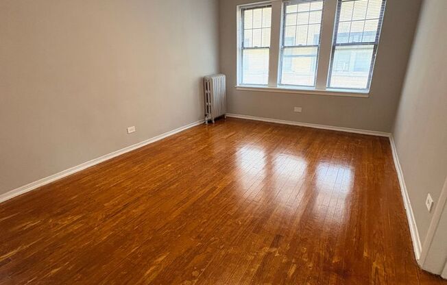 3 beds, 1 bath, 1,003 sqft, $1,350, Unit CA 127.5-1W