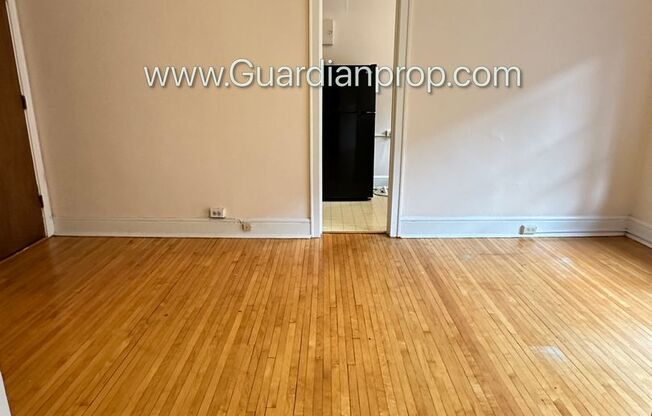 Studio Lakes Uptown Apartment, Blocks from Both Lakes, Hardwood Floors, One Month Free