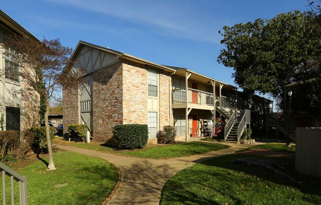 2 beds, 1 bath, 905 sqft, $1,100