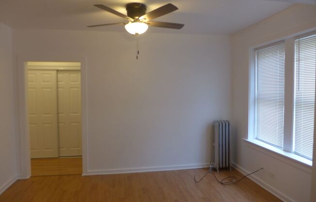2 beds, 1 bath, $1,495, Unit 2050 Kostner - 1B
