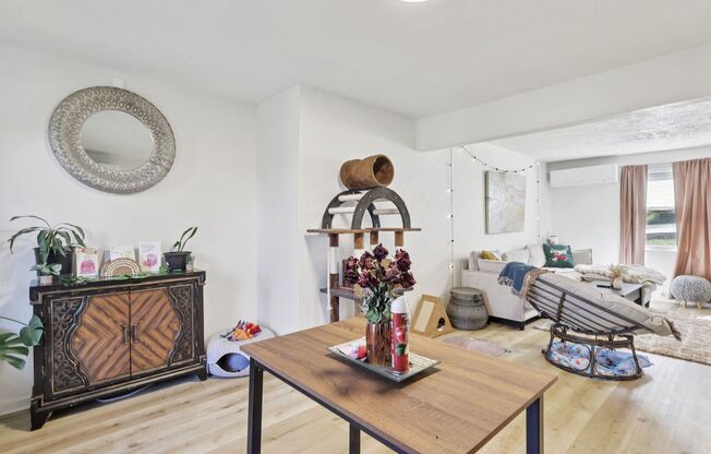 2 beds, 1 bath, 900 sqft, $1,225, Unit 136