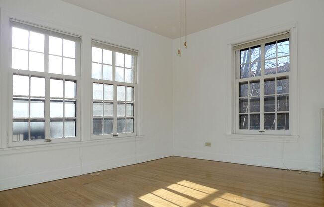 2 beds, 1 bath, 860 sqft, $1,305, Unit 24 - 212