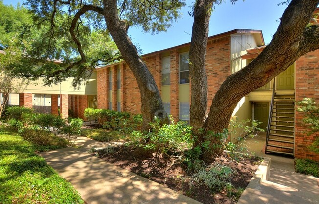 2 beds, 1 bath, 825 sqft, $1,295, Unit 201