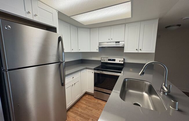 University Heights - Renovated Apartment with In-Unit Laundry, A/C and Garage