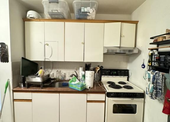 1 bed, 1 bath, $2,200, Unit 1R