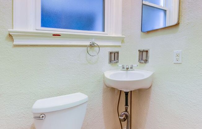 5 beds, 1.5 baths, $1,899, Unit Mt Washington