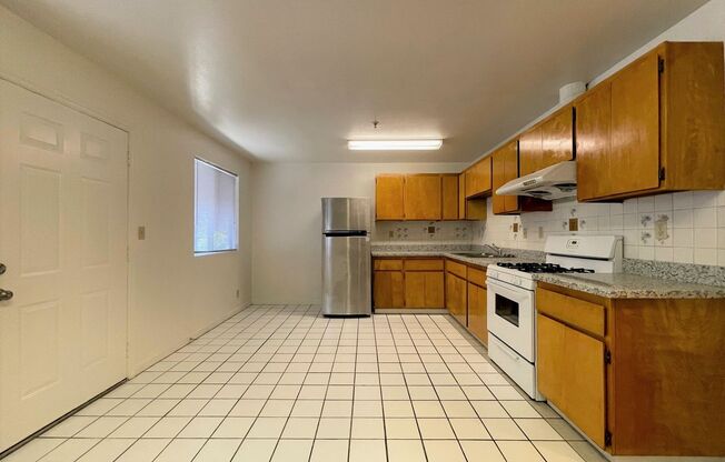 A bright and clean 2‑bed, 1‑bath home located in Oakland’s convenient Laurel District.