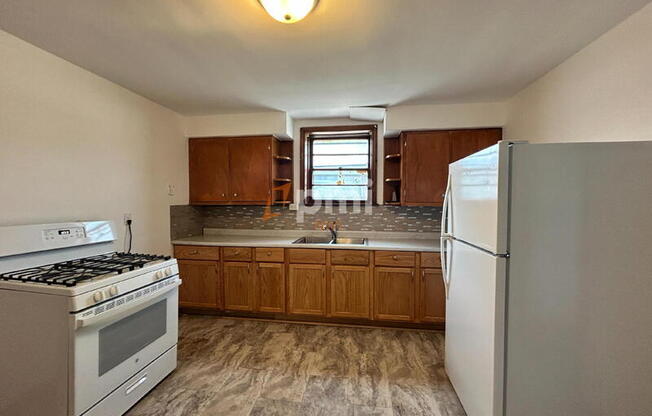 1319 W 151 ST