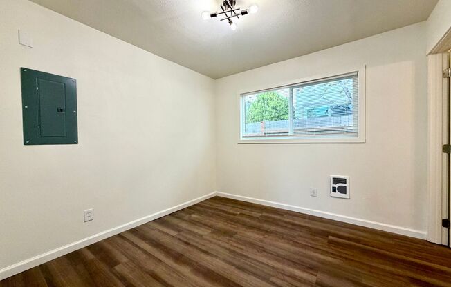 Newly Remodeled One Bedroom in Montavilla~ New Kitchen~ New LVP Flooring~ New Tile Shower Surround~ Pets Welcome~ Onsite Laundry~ Off Street Parking!
